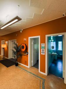 レイキャビクにあるBaron's Hostelのオレンジ色の壁とバスルームのある部屋