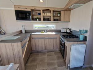 Η κουζίνα ή μικρή κουζίνα στο ForgetMeNot, Selsey +52 φωτογραφίες