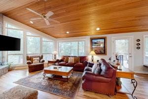 TV a/nebo společenská místnost v ubytování Newberry Lane 10 | Discover Sunriver