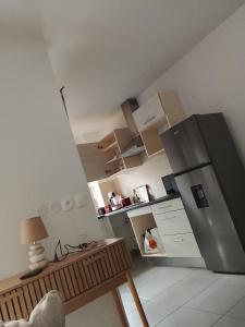 O bucătărie sau chicinetă la T2 dans quartier résidentiel