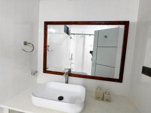 Ένα μπάνιο στο Bonthi Grand