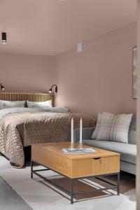 a living room with a couch and a coffee table at Tromsø Studio - in the heart of the city in Lii