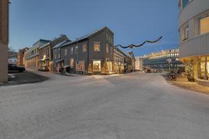 an empty street in a town with buildings at Tromsø Studio - in the heart of the city in Lii