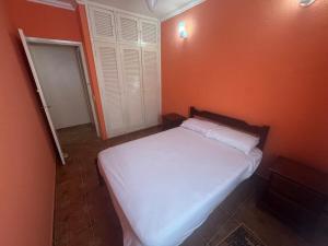 Ένα ή περισσότερα κρεβάτια σε δωμάτιο στο Cobertura Duplex frente Praia Massaguaçu 6 pessoas com vista e piscina +46 φωτογραφίες