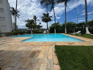 Πισίνα στο ή κοντά στο Cobertura Duplex frente Praia Massaguaçu 6 pessoas com vista e piscina