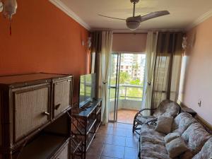 Μια τηλεόραση ή/και κέντρο ψυχαγωγίας στο Cobertura Duplex frente Praia Massaguaçu 6 pessoas com vista e piscina