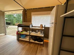 Innenansicht eines Zeltes mit einem Regal darin in der Unterkunft Tienda Guara in Alquézar