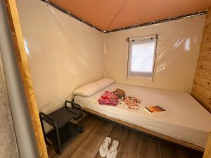 ein kleines Zimmer mit einem Bett und einem Fenster in der Unterkunft Tienda Guara in Alquézar