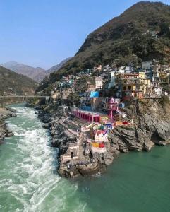 un gruppo di case su una collina vicino a un fiume di Shri Ganesh Home stay a Ukhimath