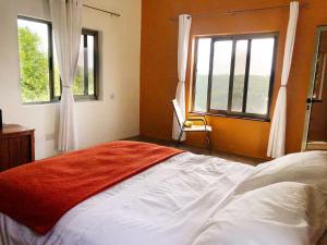 Giường trong phòng chung tại The Lookout Grenada