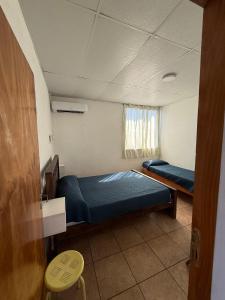 una piccola stanza con un letto e una finestra di de paso alojamientos a San Rafael