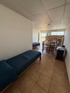 una camera con letto e sala da pranzo di de paso alojamientos a San Rafael