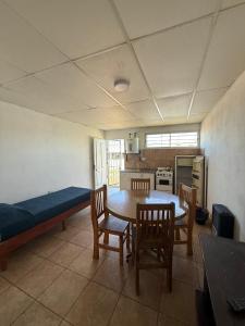 una stanza con tavolo, sedie e cucina di de paso alojamientos a San Rafael
