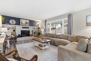 Гостиная зона в Branson Downtown Beauty - 4 BDR Home Sleeps 15