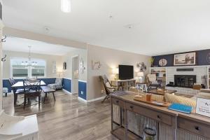 Телевизор и/или развлекательный центр в Branson Downtown Beauty - 4 BDR Home Sleeps 15