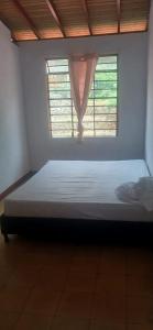 una cama en una habitación con ventana en Montanha, en San Rafael 2 fotos más