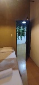 Habitación con 2 camas y puerta con ventana en Montanha, en San Rafael