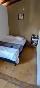 1 dormitorio con 2 camas en una habitación con mesa en Montanha, en San Rafael