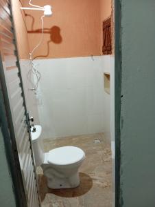 een badkamer met toilet en wastafel bij Pousada Encanto dos Olhos in Alexânia