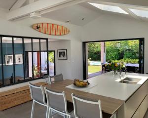 een keuken en eetkamer met een tafel en stoelen bij Beautiful house Ciboure pool designed in Ciboure