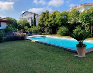 een zwembad in de tuin van een huis bij Beautiful house Ciboure pool designed in Ciboure