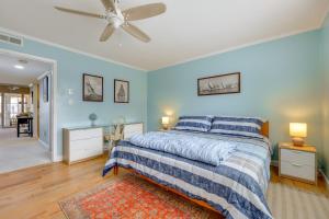 En eller flere senge i et værelse på Private Boat Slip on St Johns River! Welaka Condo + 21 billeder