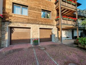 Ferienwohnung Doppelreiter في ابسي: منزل فيه بابين جراج وشرفة