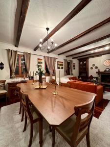 ByDoukas Mountain Resort في بالايوس أجيوس أثناسيوس: غرفة معيشة مع طاولة خشبية وغرفة نوم