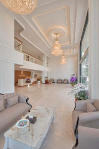 Khu vực ghế ngồi tại Lyns Hotel