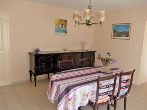 a dining room with a table and chairs with a table and a tableablish at Gîte lumineux in Auzits