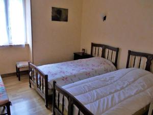 Un dormitorio con dos camas individuales y una ventana. en Gîte lumineux, en Antaignagues