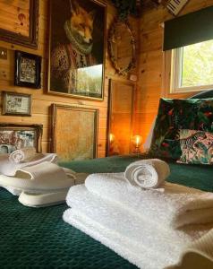 Ένα ή περισσότερα κρεβάτια σε δωμάτιο στο Coplow Glamping Pod & Hot Tub