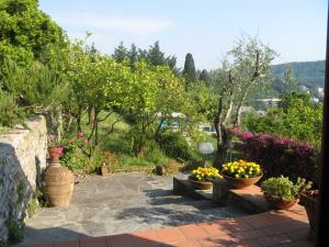 a garden with flowers in pots on a patio at Rosa dei Venti in Rapallo