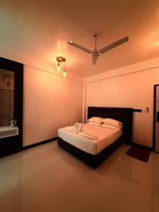 Ένα ή περισσότερα κρεβάτια σε δωμάτιο στο Bonthi Grand