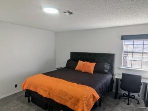 Giường trong phòng chung tại Game Day Getaway 2, Easy Walk to OSU Stadium