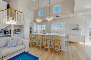una cucina con isola e sgabelli da bar di South Bethany --- 102 Brandywine Dr a Bethany Beach