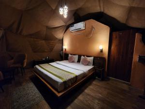 リシケーシュにあるNavira Hills Domes Rishikeshのテント内のベッドルーム(ベッド付)