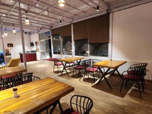 リシケーシュにあるNavira Hills Domes Rishikeshの部屋に木製のテーブルと椅子が置かれたレストラン