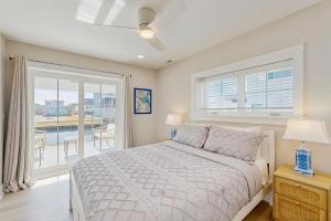 una camera da letto con un letto e una finestra con balcone di South Bethany --- 102 Brandywine Dr a Bethany Beach