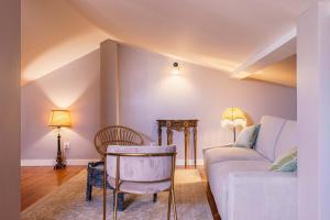 Et opholdsområde på Charming 2BR TownHouse in Mouraria | By Airnest + 23 billeder