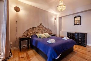 En eller flere senge i et værelse på Charming 2BR TownHouse in Mouraria | By Airnest