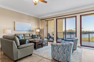 Гостиная зона в Sanctuary by the Sea 2118 by Newman-Dailey +61 фотография