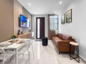 圣胡安Hyde Park 10 Comfy Apt With Parking in San Juan的客厅里有一张沙发和一张桌子。