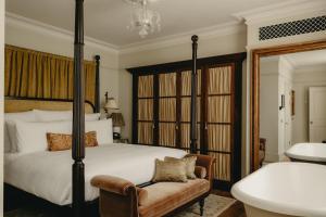 Un pat sau paturi într-o cameră la The Ned