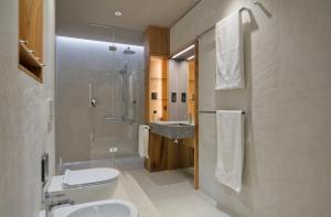 un bagno con wc, doccia e lavandino di Sarti Apparment a San Candido