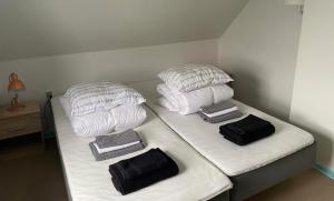 Un pat sau paturi într-o cameră la Mikami Guest House 1