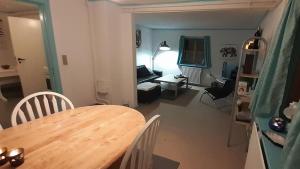 O zonă de relaxare la Mikami Guest House 1 +2 fotografii