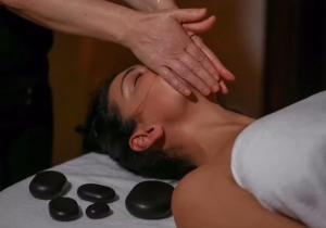 a man getting a massage on his head in a bed at B&B Le due sorelle in Telese