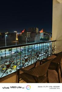 Un balcón con vista a una ciudad de noche. en Pyramids zh inn, en El Cairo