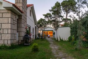 En have udenfor Premium Retreat with Garden by HostWise